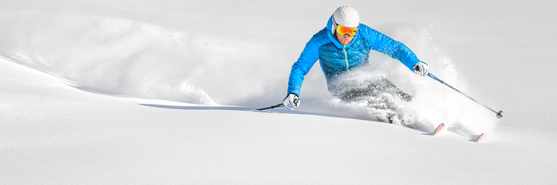 Skifahrer im Schnee, alles für den Wintersport Alpin und Langlauf bei meinesportartikel.de by Sport-Katzmaier in. Degerloch