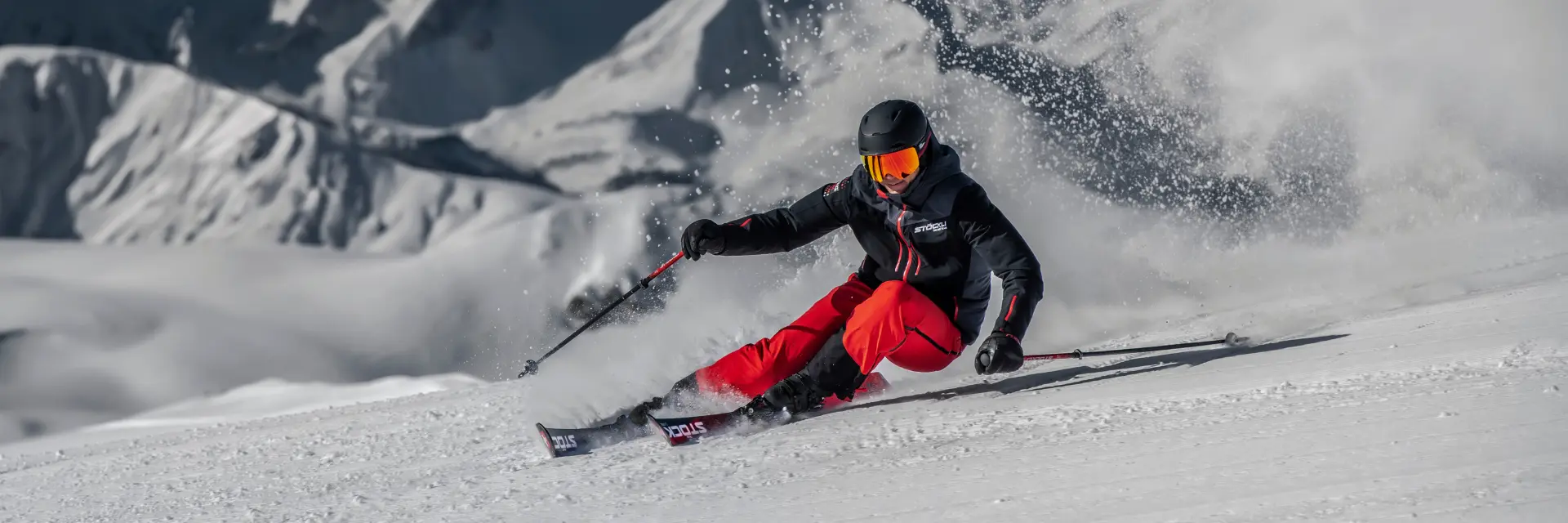 Skifahrer im Schnee, alles für den Wintersport Alpin und Langlauf bei meinesportartikel.de by Sport-Katzmaier in. Degerloch